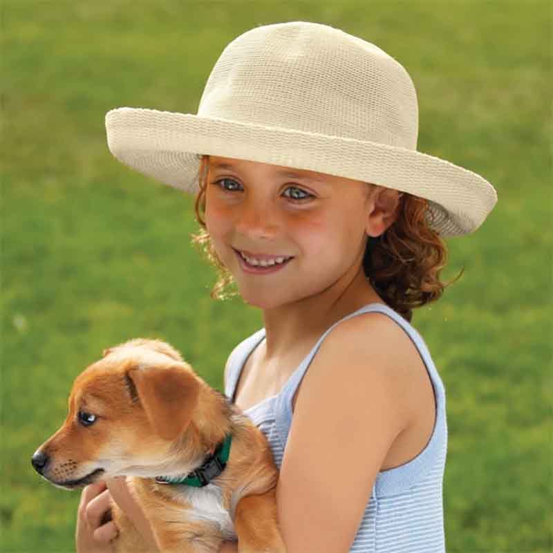 Girl wearing a Wallaroo Petite Victoria hat